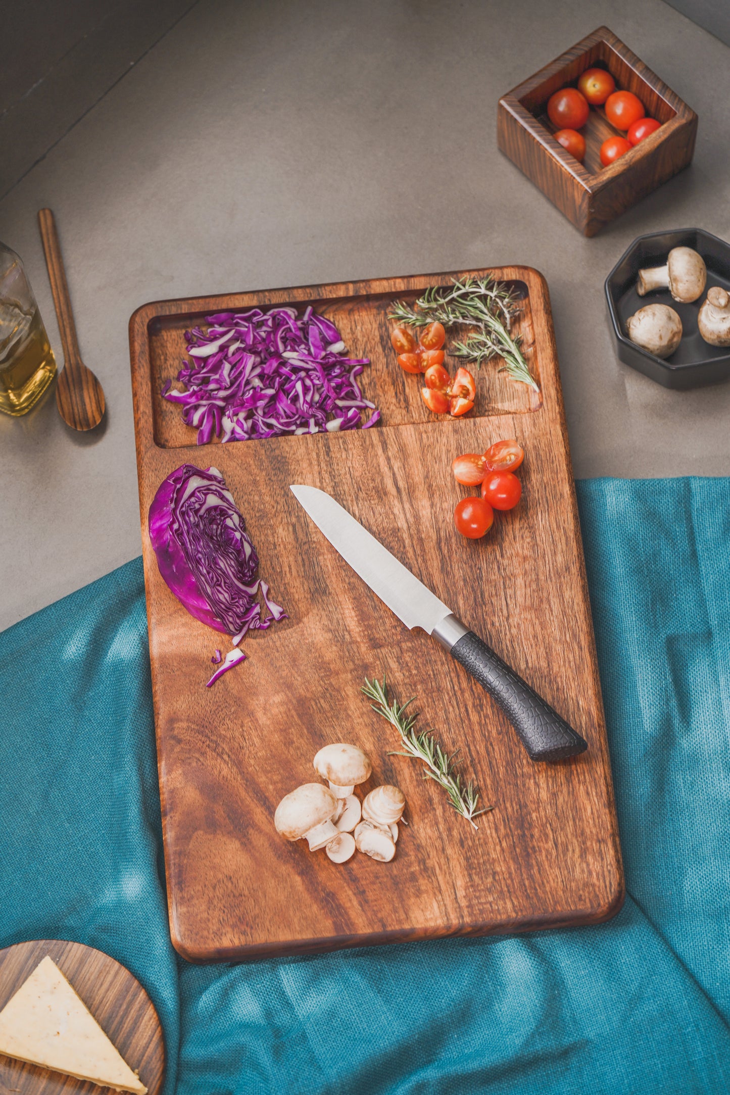 CHOPPING BOARD WITH COLLECTOR BOWL