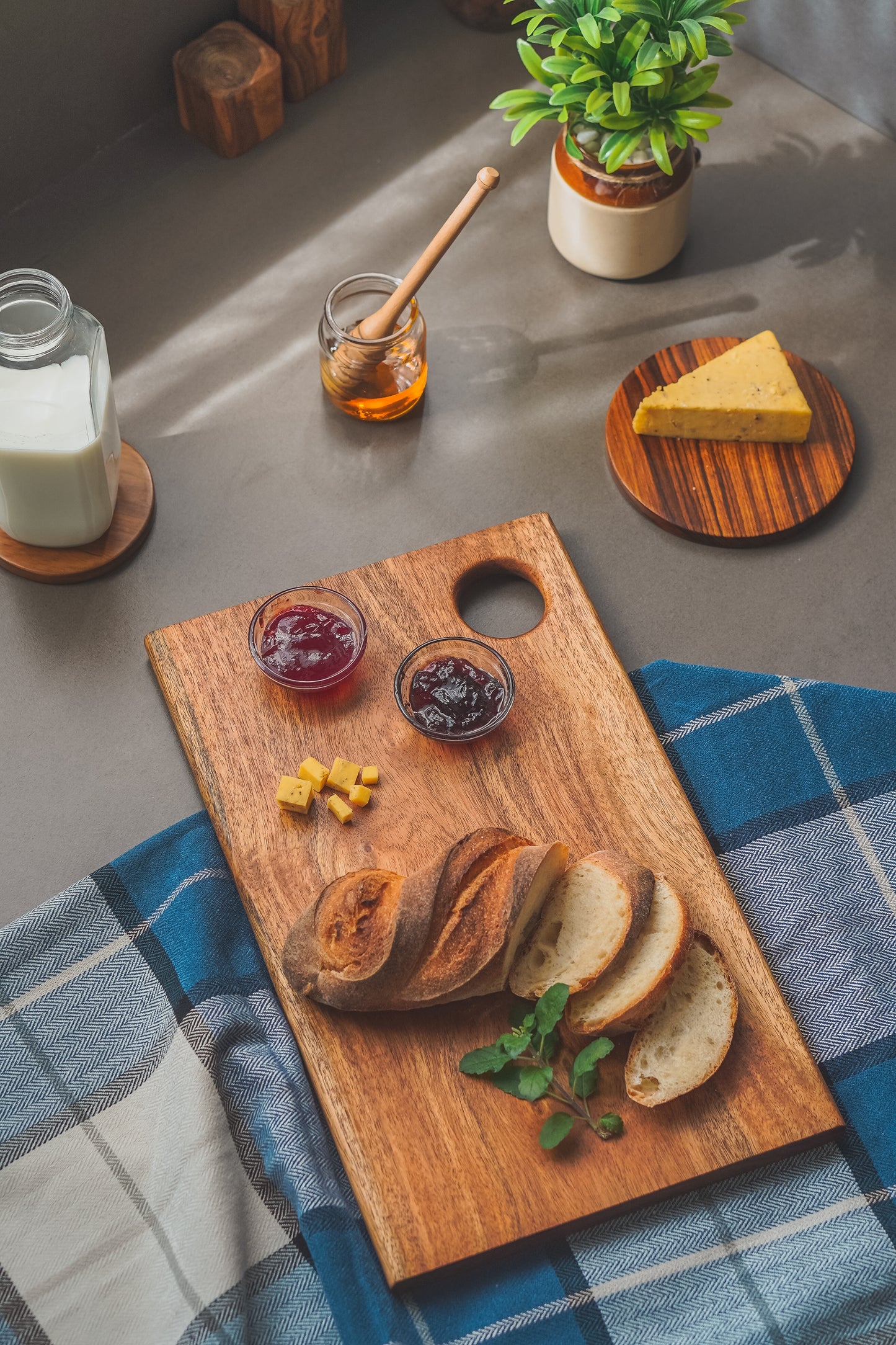 STANDARD CHOPPING BOARD - ACACIA WOOD