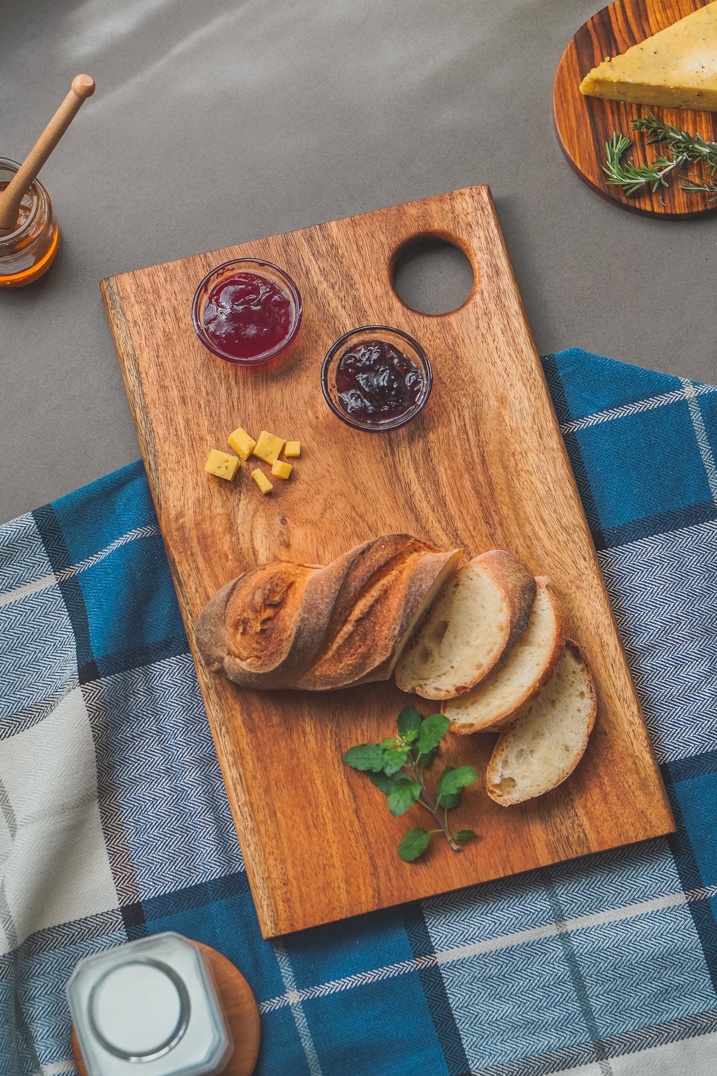 STANDARD CHOPPING BOARD - ACACIA WOOD