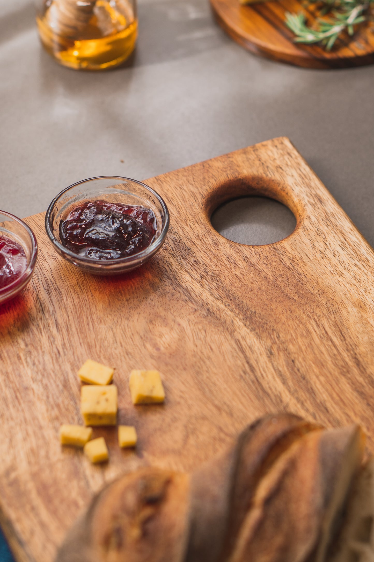 STANDARD CHOPPING BOARD - ACACIA WOOD