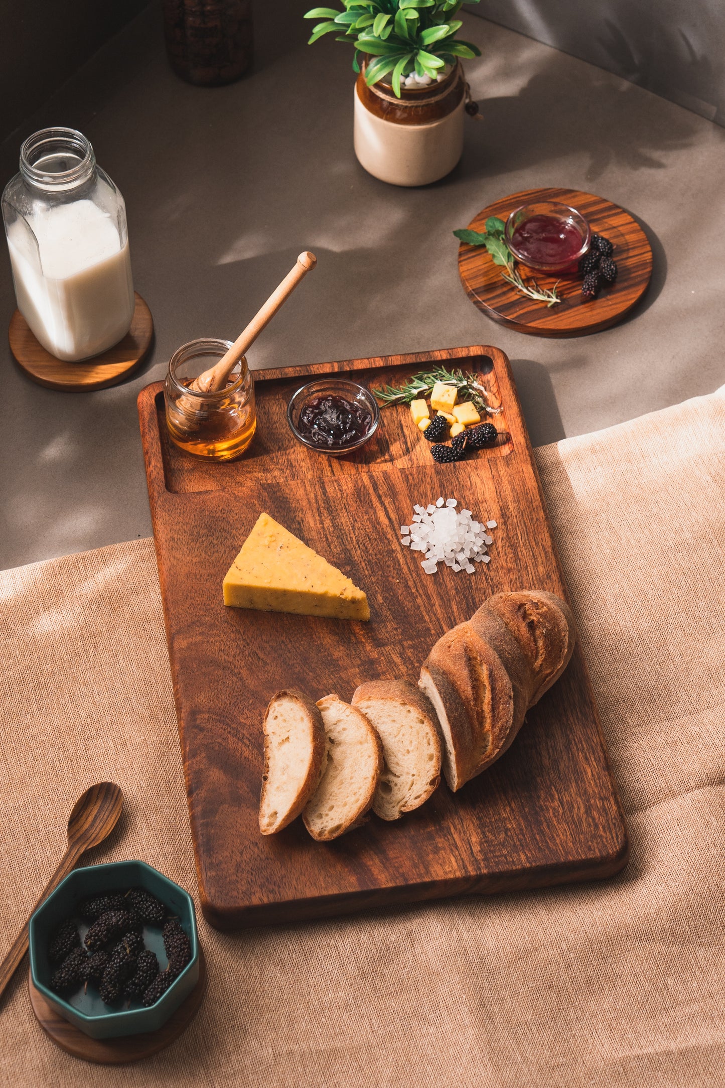 CHOPPING BOARD WITH COLLECTOR BOWL
