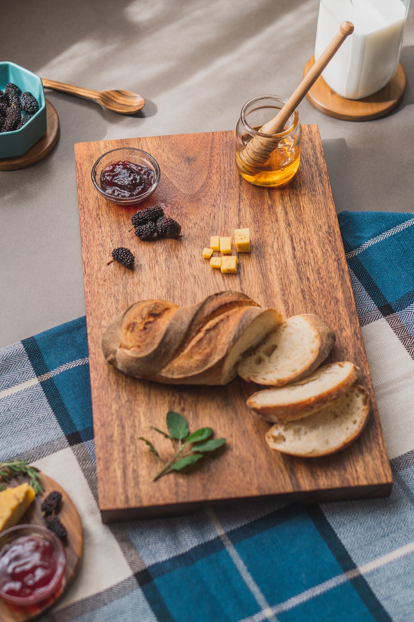 WOOD BLOCK (M) CHOPPING BOARD - ACACIA WOOD